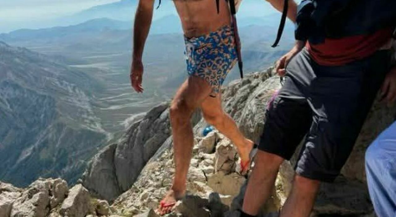 https://statics.cedscdn.it/photos/MED_HIGH/2026/08/21/9718670_21220324_costume_da_bagno_infradito_gran_sasso_direttissima_soccorso_alpino.jpg