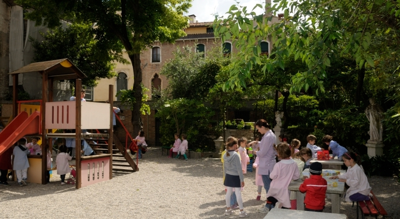 Mancano le suore, chiude l'asilo dei Miracoli. I genitori pronti a salvare  la scuola: «Qui i bambini stanno bene»