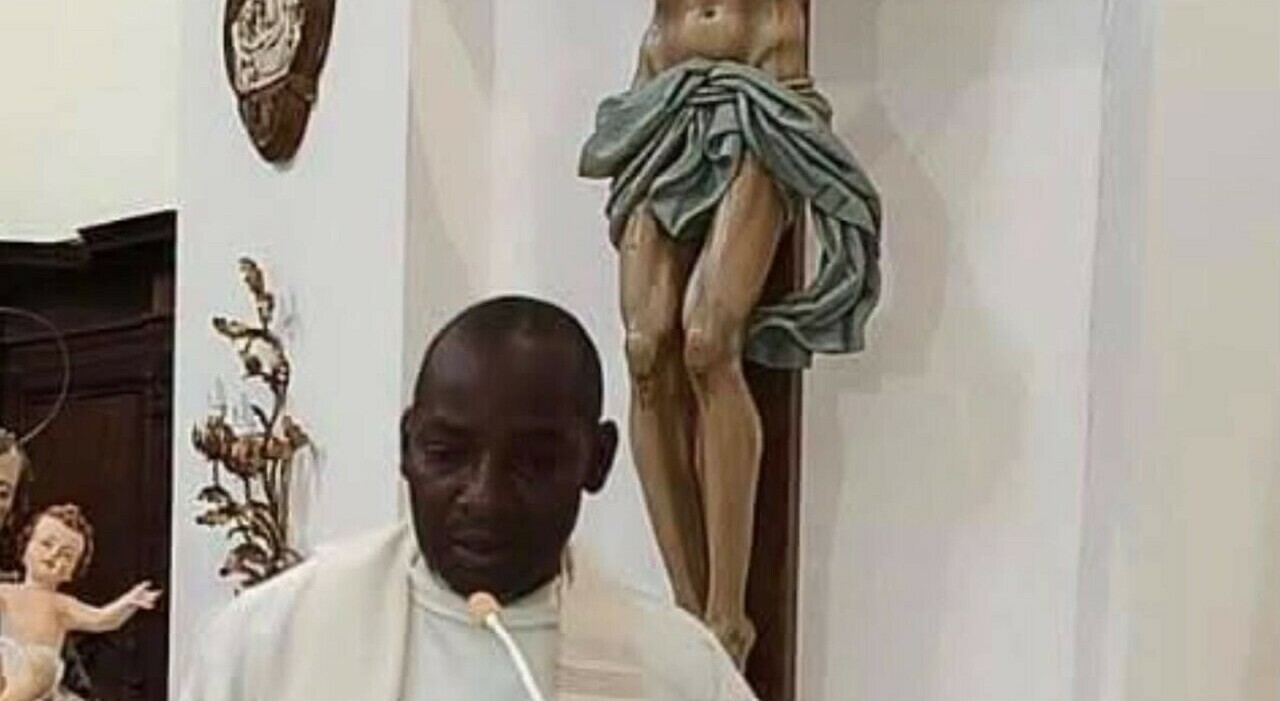 https://statics.cedscdn.it/photos/MED_HIGH/2026/08/22/9719800_22110847_parroco_morto_malore_messa.jpg