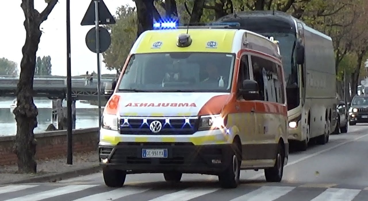 travolta da una moto mentre attraversa sulle strisce grave una 17enne ferito anche il centauro da Ilgazzettino.it travolta da una moto mentre attraversa sulle strisce grave una 17enne ferito anche il centauro