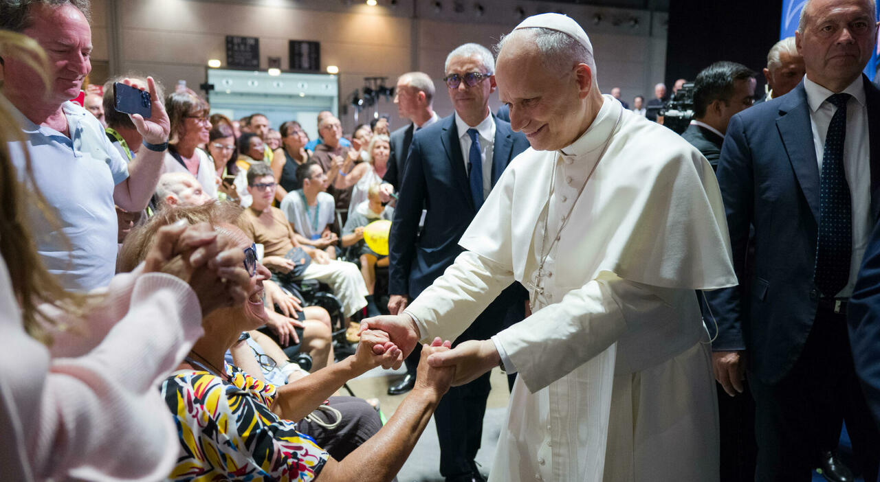 https://statics.cedscdn.it/photos/MED_HIGH/2026/08/22/9720188_22190354_papa_leone_rimini_cori_meeting_cl.jpg