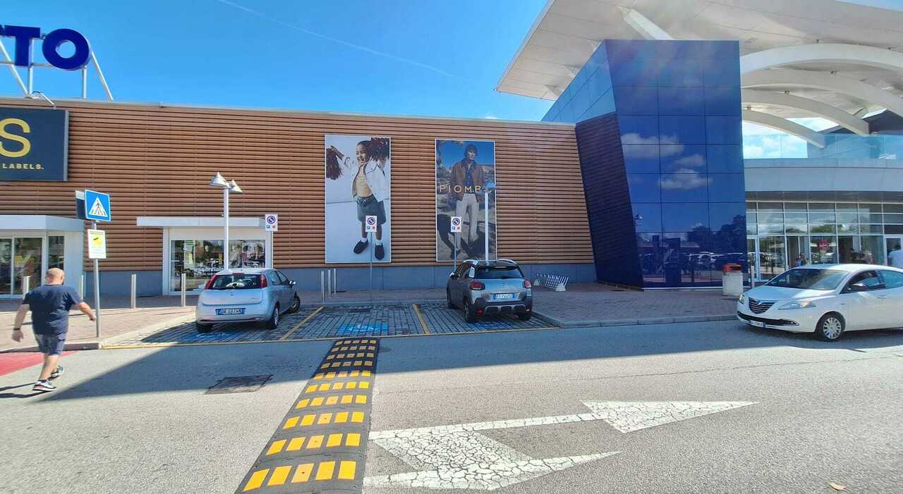 Due invalidi trovano la loro auto rimossa da un parcheggio riservato, senza tagliando azzurro