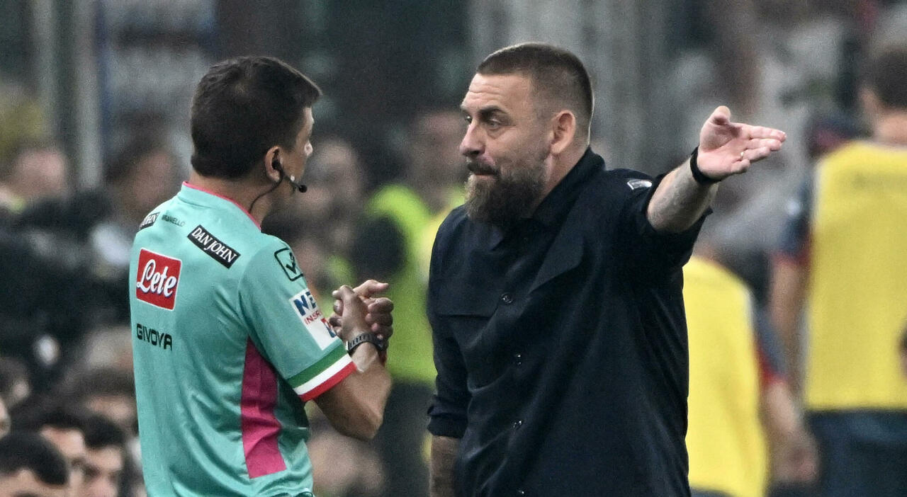 Un giocatore del Napoli e un difensore del Genoa si contendono la palla in un momento cruciale del match, immagine di approfondimento
