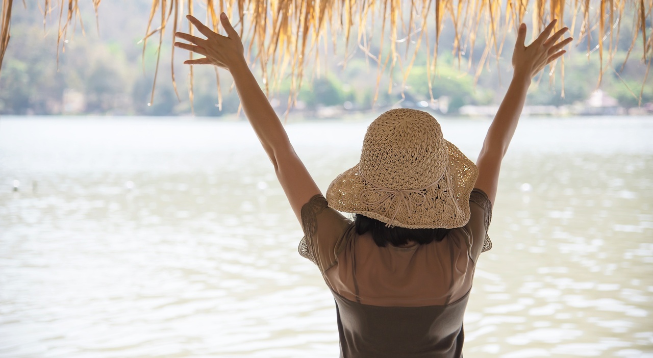 https://statics.cedscdn.it/photos/MED_HIGH/2026/08/23/9721444_23105648_happy_lady_vacation_water_site_nature.jpg
