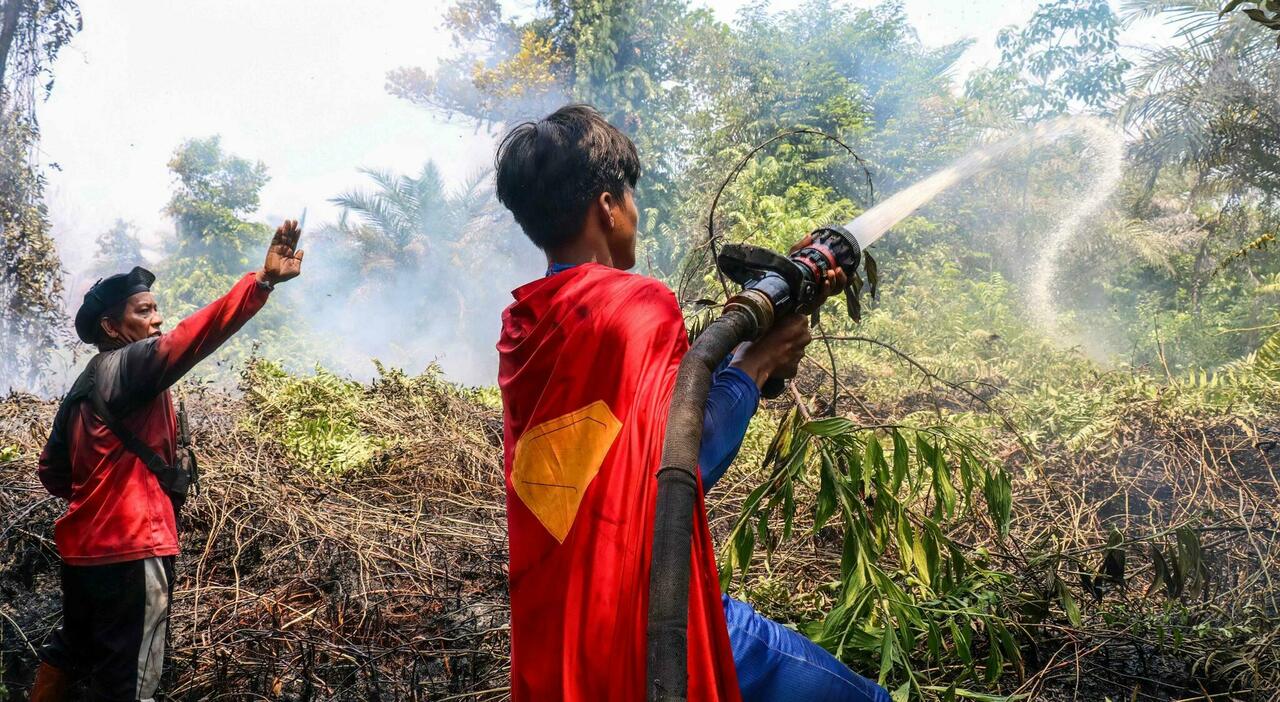 https://statics.cedscdn.it/photos/MED_HIGH/2026/08/23/9721530_23131507_pompiere_superman.jpg