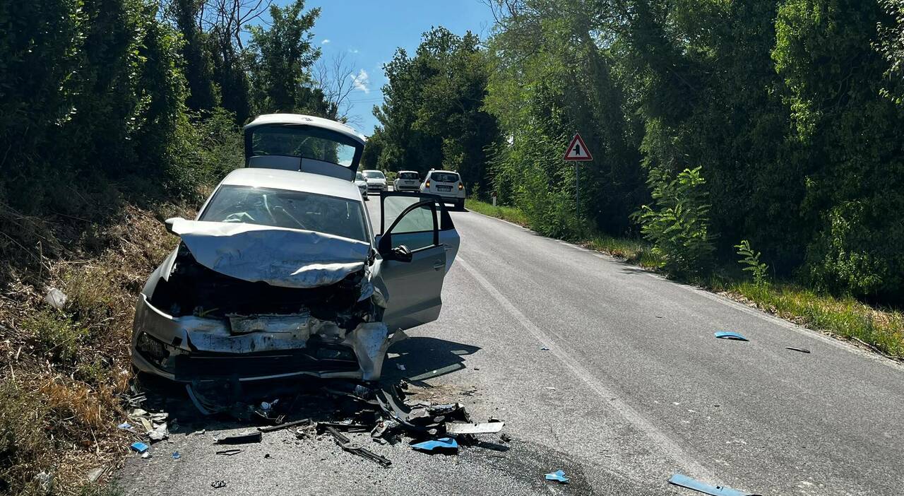 tragico scontro frontale tra due auto sulla cameranense una donna perde la vita da Corriereadriatico.it tragico scontro frontale tra due auto sulla cameranense una donna perde la vita