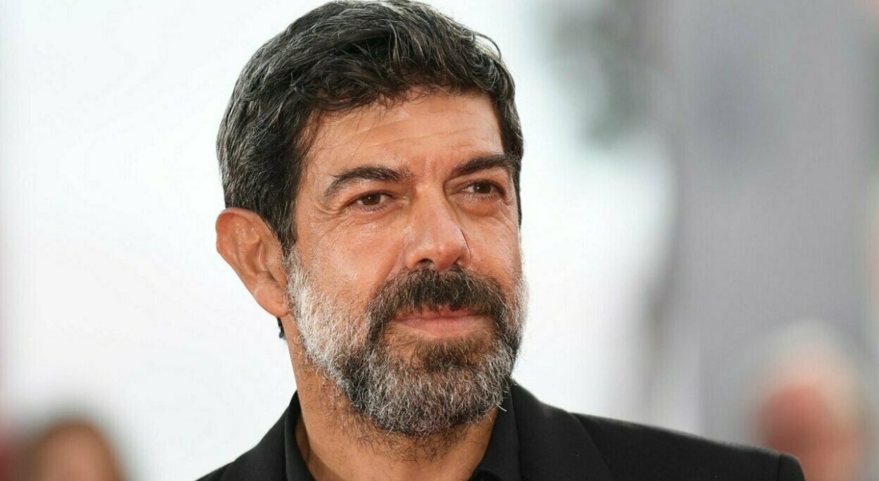 https://statics.cedscdn.it/photos/MED_HIGH/2026/08/23/9721630_23160550_favino_57_anni.jpg