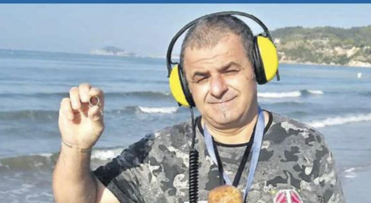 https://statics.cedscdn.it/photos/MED_HIGH/2026/08/23/9721638_23162321_ritrova_fedi_spiaggia_gaeta_chi_e_come_fa.jpg