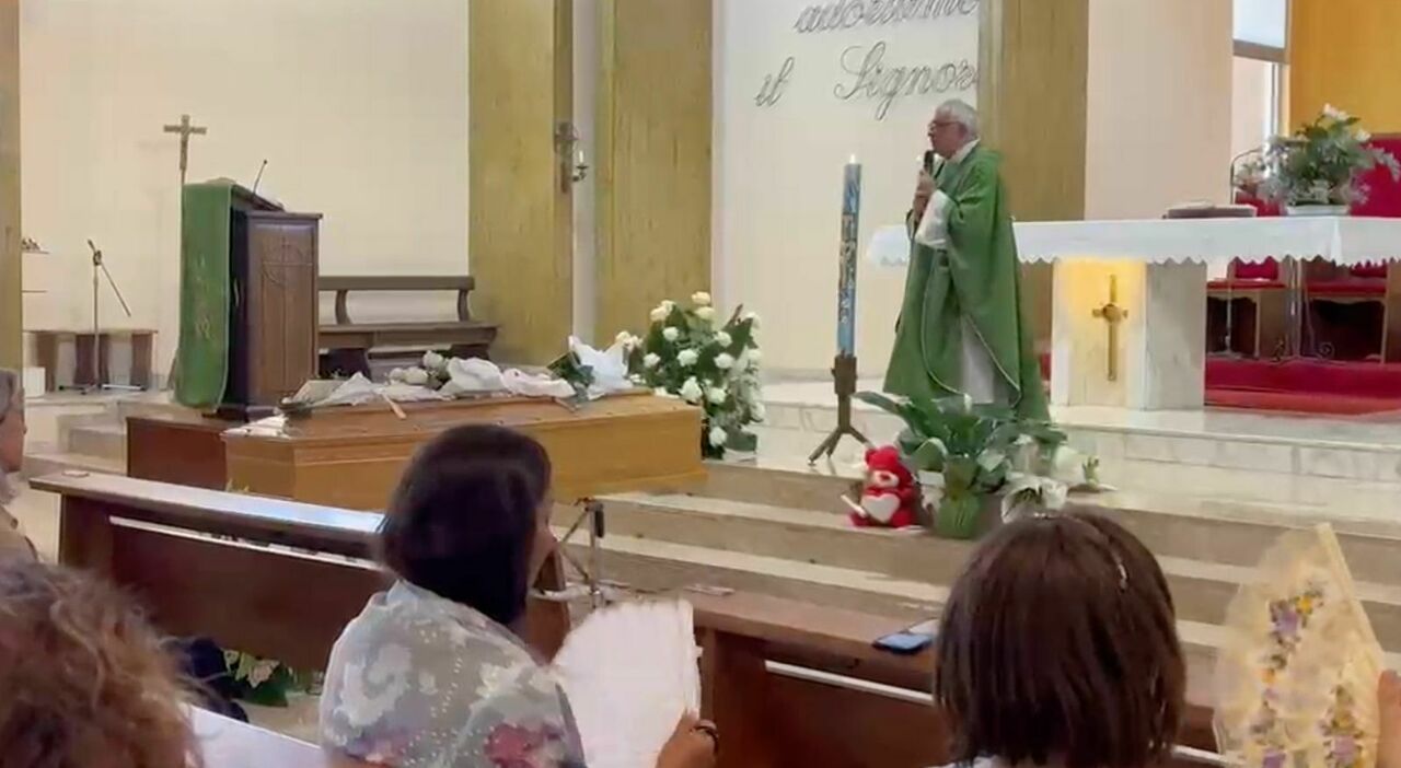 i funerali di benedetta la 17enne investita dal treno lo strazio nel giorno dell addio da Quotidianodipuglia.it i funerali di benedetta la 17enne investita dal treno lo strazio nel giorno dell addio