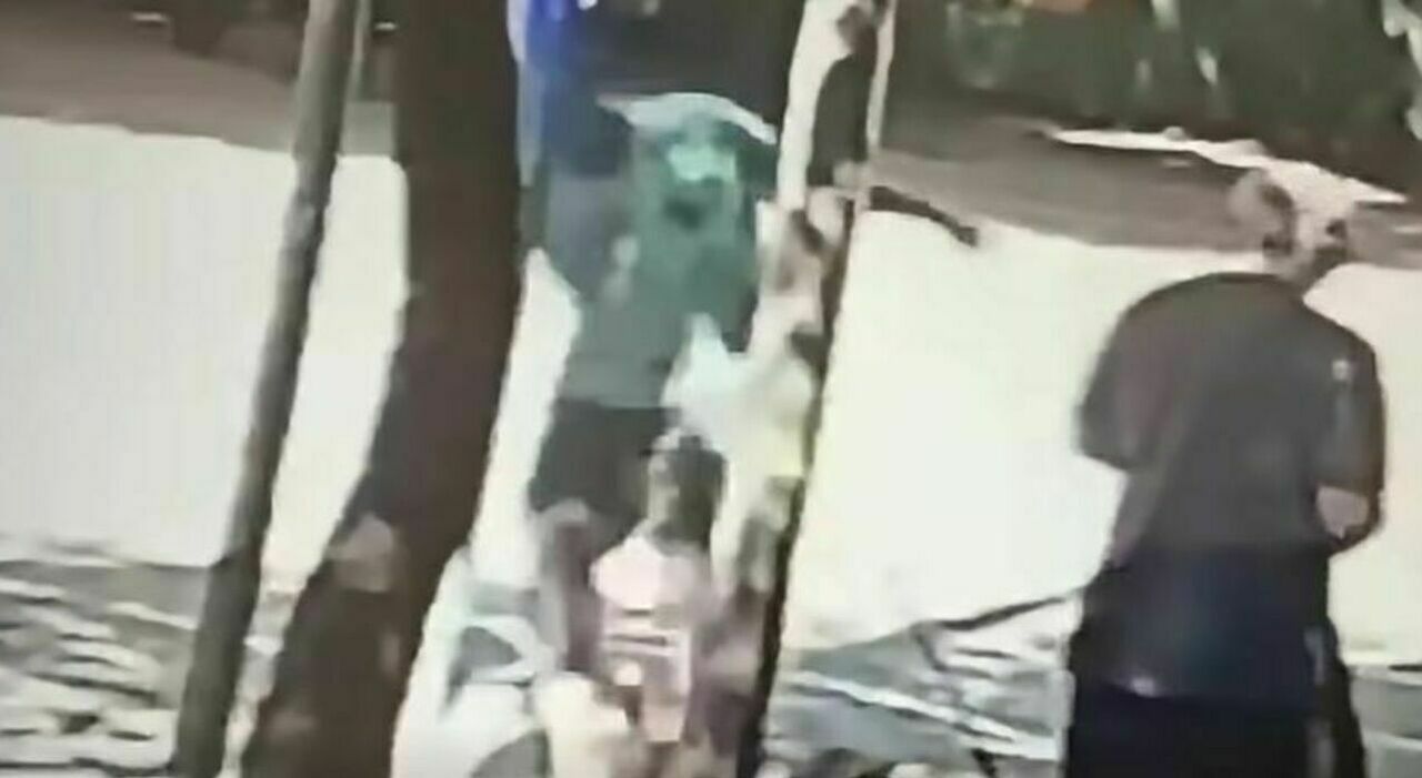 https://statics.cedscdn.it/photos/MED_HIGH/2026/08/23/9721804_23200058_clochard_guido_ucciso_piazza_caserta_video_choc.jpg