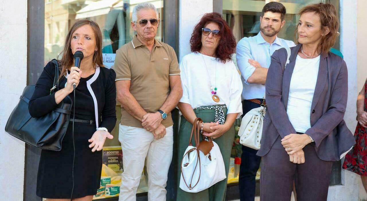 Manifestazione a Castelfranco con centinaia di persone per denunciare il femminicidio e chiedere maggiore attenzione alle vittime