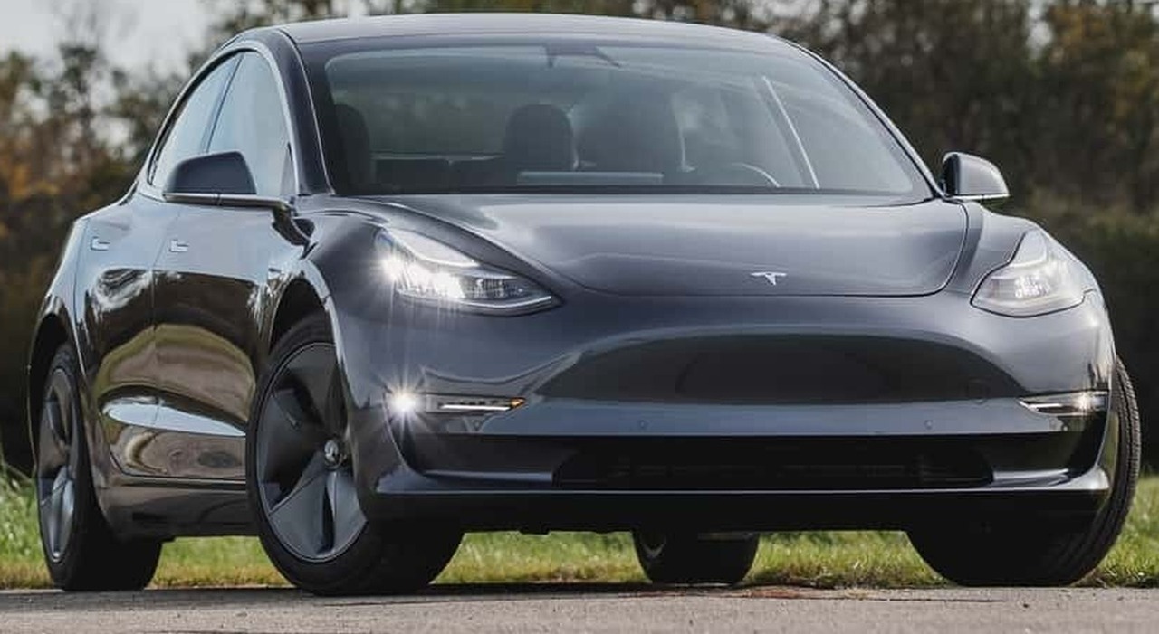 https://statics.cedscdn.it/photos/MED_HIGH/2026/08/24/9722971_24121936_tesla_richiamo_auto_problema_quali_modelli_dove.jpg