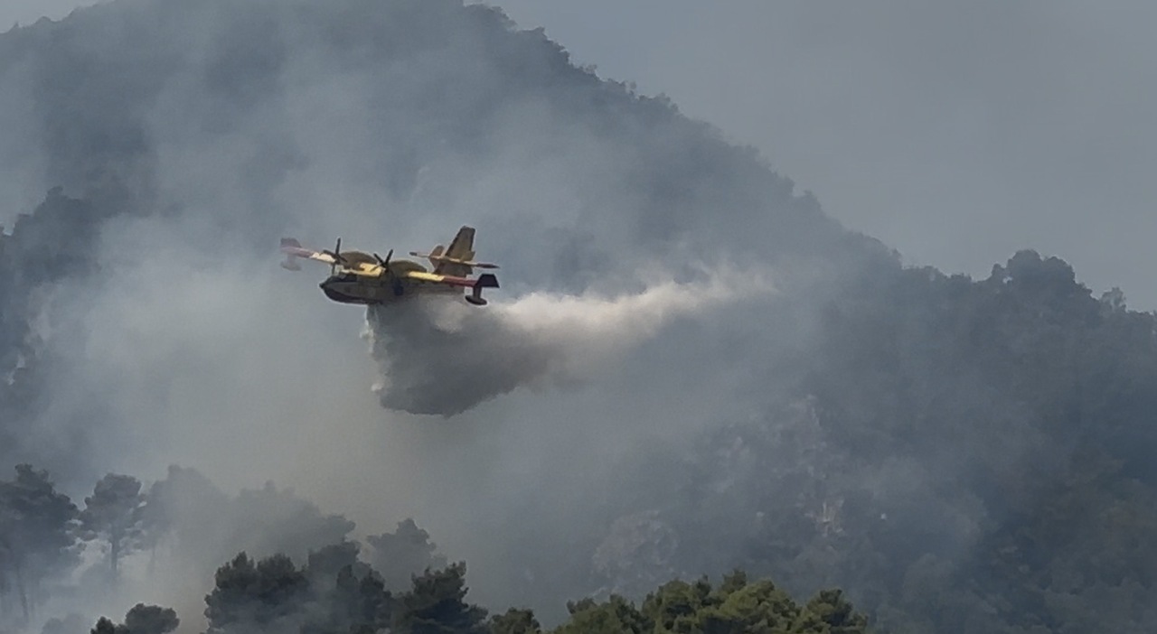 costiera amalfitana nella morsa del fuoco cinque incendi tra maiori e tramonti da Ilmattino.it costiera amalfitana nella morsa del fuoco cinque incendi tra maiori e tramonti