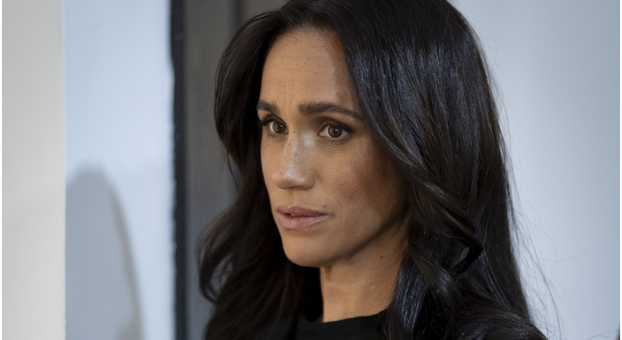 https://statics.cedscdn.it/photos/MED_HIGH/2026/08/24/9723235_24173853_meghan_markle_set.jpg