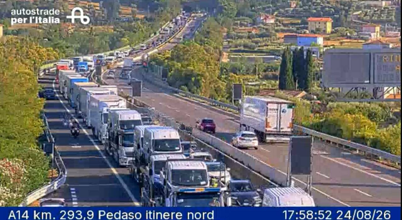 lavori urgenti sull asfalto e l autostrada va in tilt 14 chilometri di coda tra abruzzo e marche direzione ancona