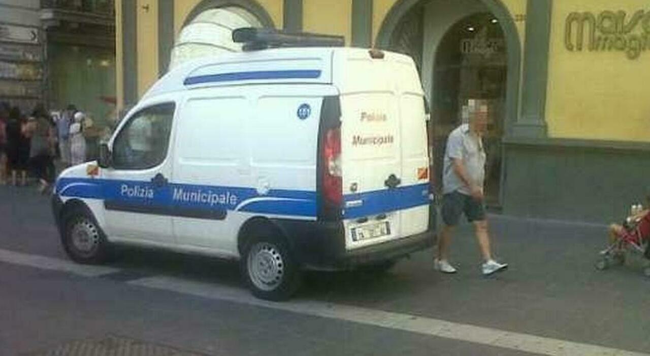 napoli blocca una turista in bagno in un bar in via toledo violenza sessuale da Ilmattino.it napoli blocca una turista in bagno in un bar in via toledo violenza sessuale