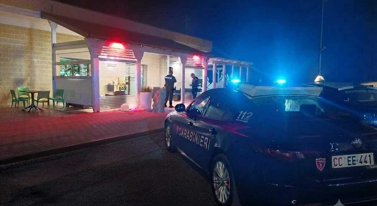 l auto rubata come ariete poi il furto di sigarette e gratta e vinci spaccata nella notte nel salento
