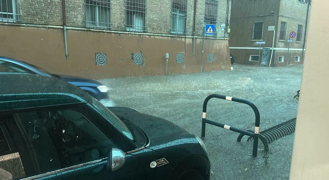 https://statics.cedscdn.it/photos/MED_HIGH/2026/08/25/9724612_25103727_maltempo_roma_bomba_d_acqua_oggi_allerta_gialla_lazio.jpg