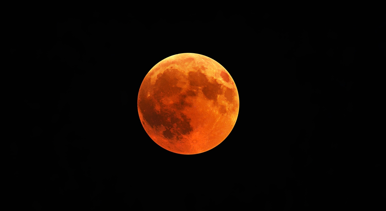 https://statics.cedscdn.it/photos/MED_HIGH/2026/08/25/9724840_25131748_beautiful_shot_red_moon_with_black_night_sky.jpg