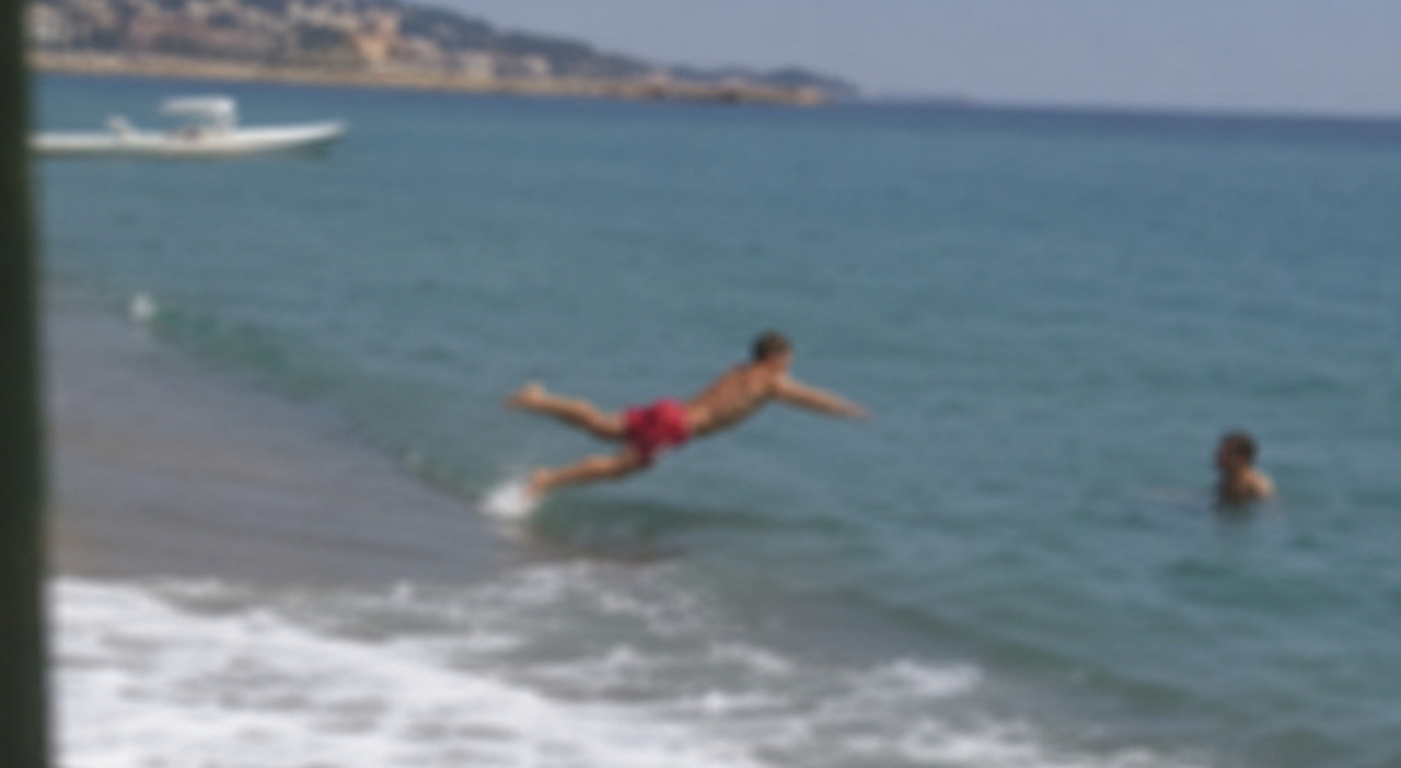 https://statics.cedscdn.it/photos/MED_HIGH/2026/08/25/9724855_25134656_bagnino_annega_andora_savona_salvataggio.jpg