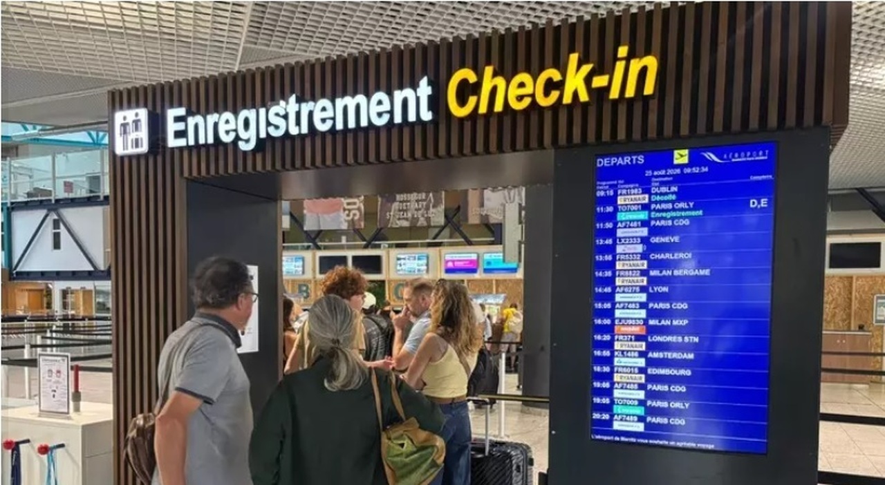 https://statics.cedscdn.it/photos/MED_HIGH/2026/08/25/9725016_25165619_volo_rinviato.jpg