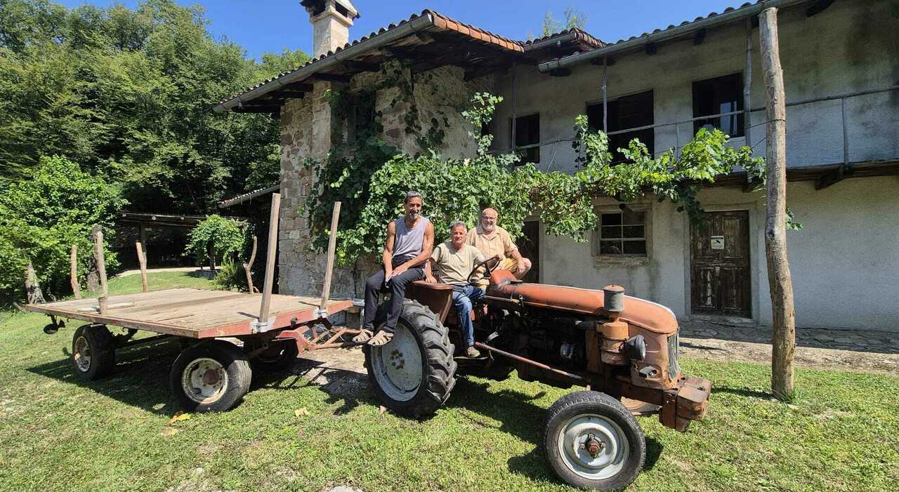 Tre uomini guidano un trattore in un paese del Friuli, ricordando l’aiuto dato cinquant’anni fa dopo il terremoto