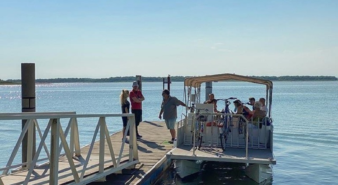 80enne in acqua dopo essere stato buttato da tre ragazzi, cerca aiuto