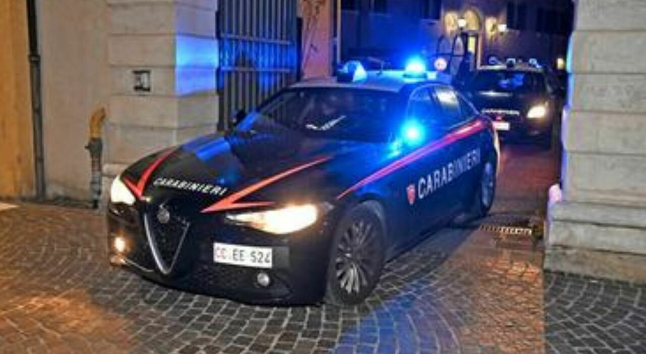Un uomo in auto si presenta come arrotino e chiede denaro per affilare coltelli, ma si rivela truffatore