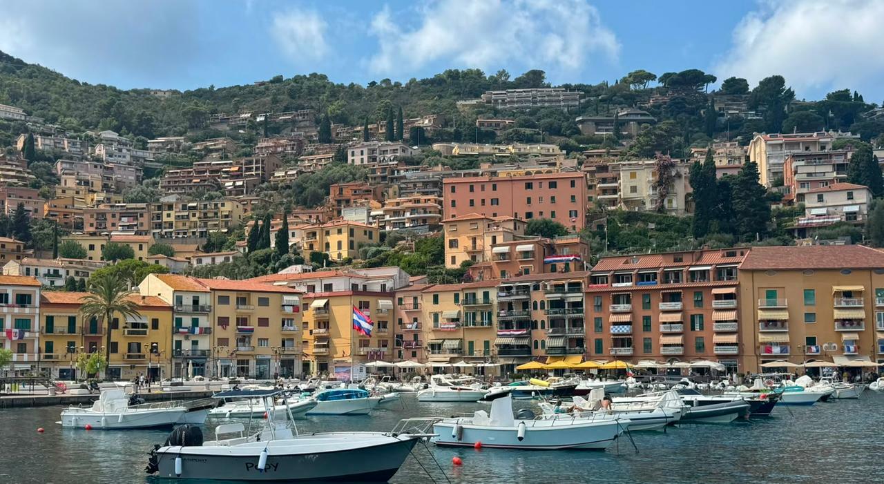 Porto Santo Stefano, con le sue calette e ville storiche, è un paese che ha accolto stelle del cinema e del rock, mantenendo la sua connessione con il mare