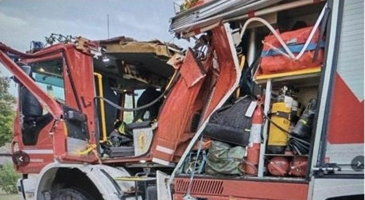 arcevia quercia piomba sul camion dei pompieri vigile del fuoco ferito durante i soccorsi per il nubifragio da Corriereadriatico.it arcevia quercia piomba sul camion dei pompieri vigile del fuoco ferito durante i soccorsi per il nubifragio