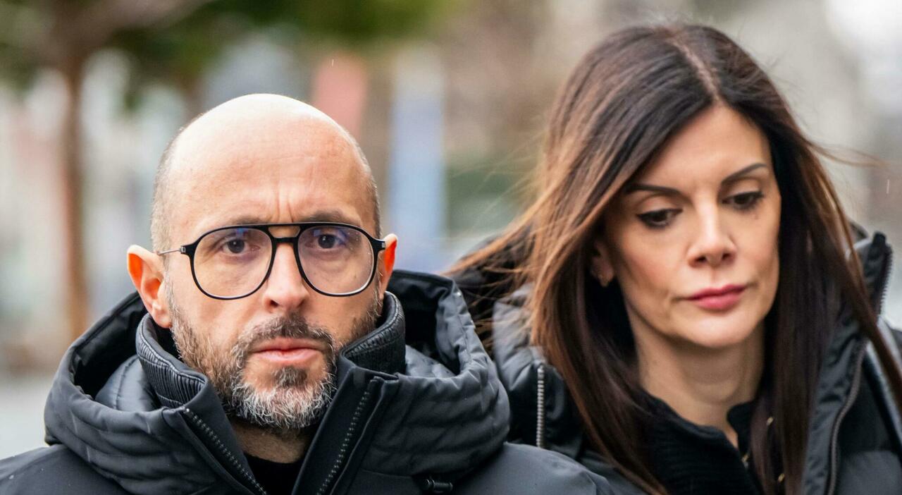https://statics.cedscdn.it/photos/MED_HIGH/2026/08/26/9726392_26084501_moretti_picchia_moglie.jpg