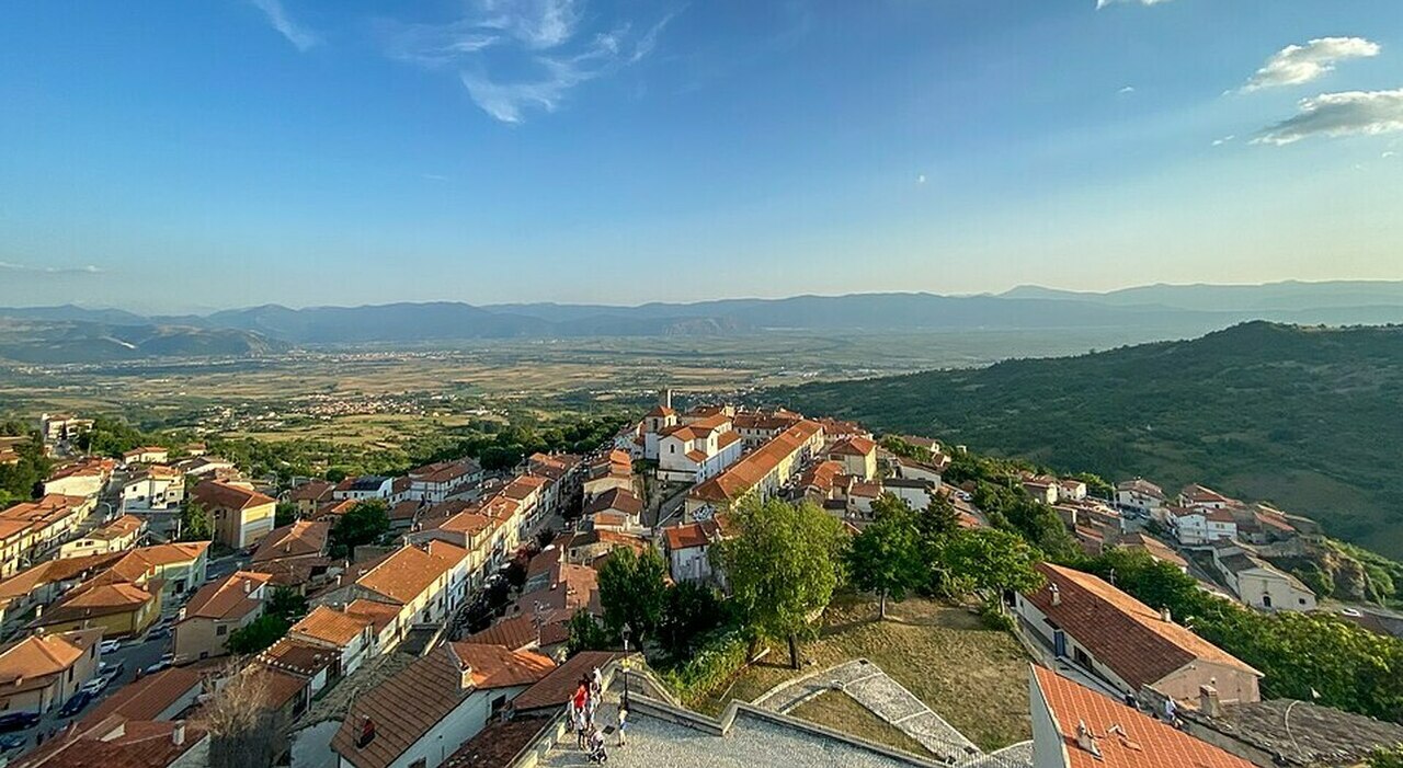 https://statics.cedscdn.it/photos/MED_HIGH/2026/08/26/9726407_26090409_il_borgo_di_aielli_visto_dalla_torre_delle_stelle.jpg