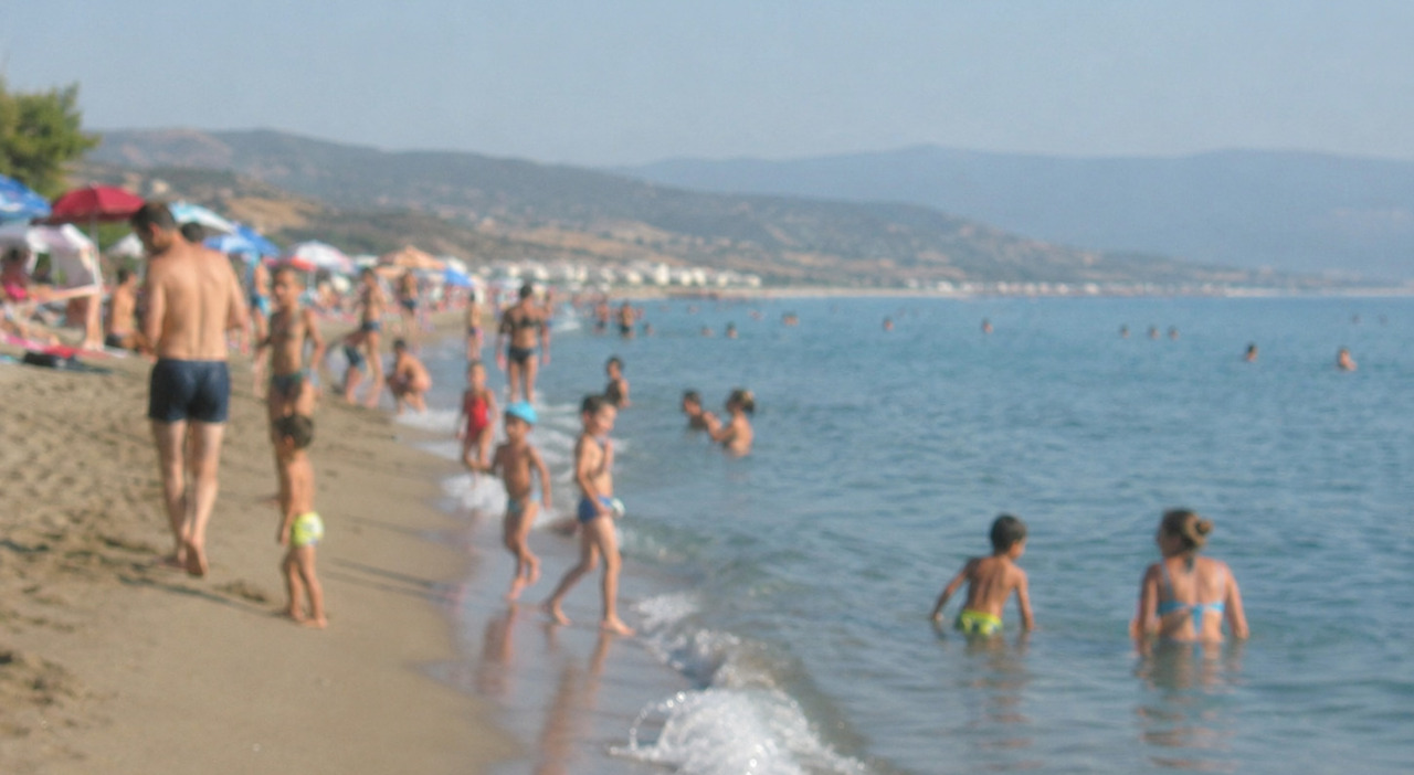 https://statics.cedscdn.it/photos/MED_HIGH/2026/08/26/9726410_26091042_bambini_malore_bagno_mare_mandatoriccio_cosenza_sintomi.jpg