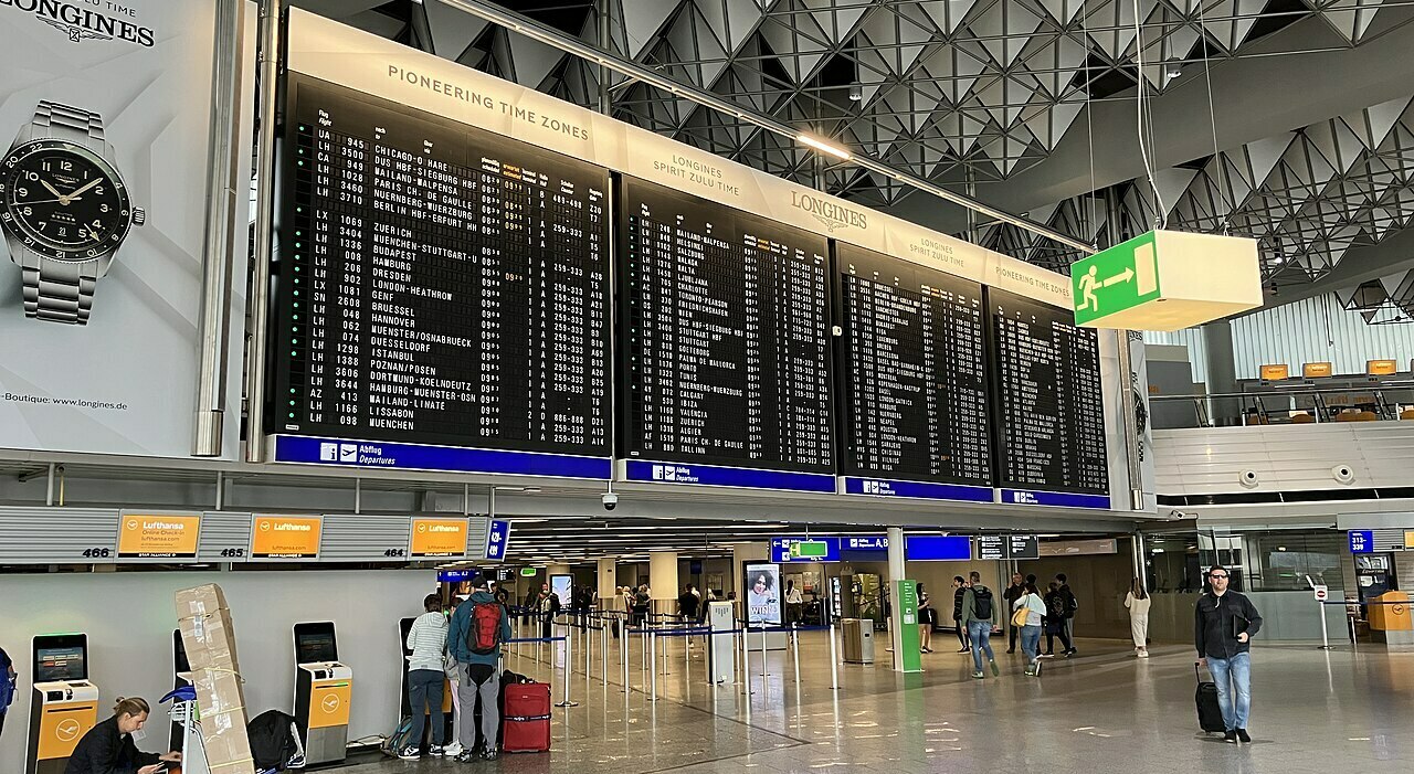 https://statics.cedscdn.it/photos/MED_HIGH/2026/08/26/9726598_26123827_malaria_morto_aeroporto_francoforte_germania_contagi_zanzare_aereo.jpg