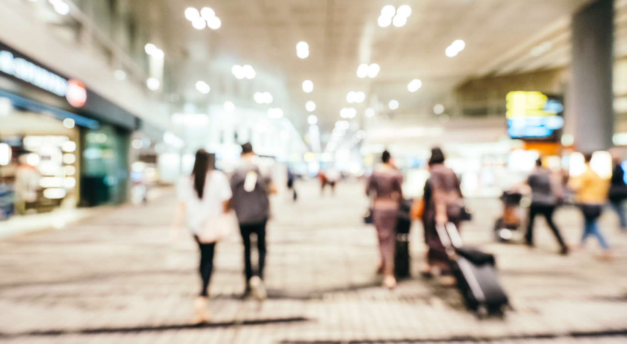 https://statics.cedscdn.it/photos/MED_HIGH/2026/08/26/9726624_26130034_abstract_blur_defocused_changi_aiport_terminal_interior.jpg
