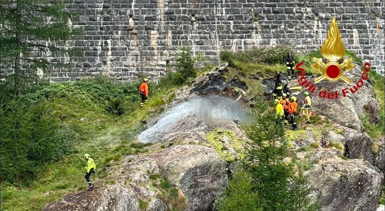 https://statics.cedscdn.it/photos/MED_HIGH/2026/08/26/9726659_26135216_elicottero_precipitato.jpg