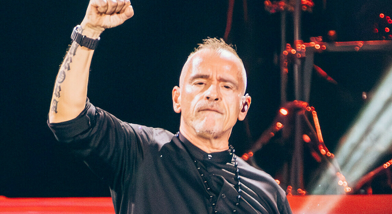 https://statics.cedscdn.it/photos/MED_HIGH/2026/08/26/9726739_26153423_eros_ramazzotti_intervento_corde_vocali_tour_cancellato.jpg
