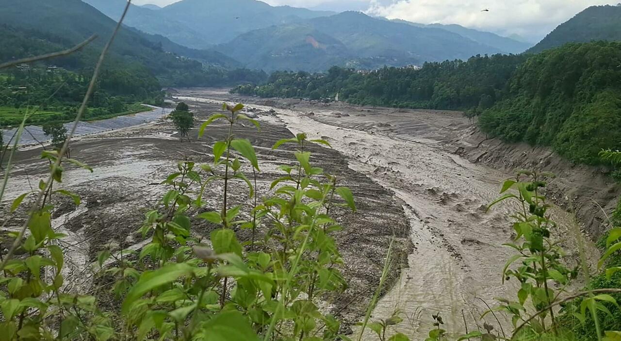 https://statics.cedscdn.it/photos/MED_HIGH/2026/08/26/9726741_26154349_alluvione_nepal_tibet_frana_travolge_strade_case_moti_e_feriti_oggi.jpg