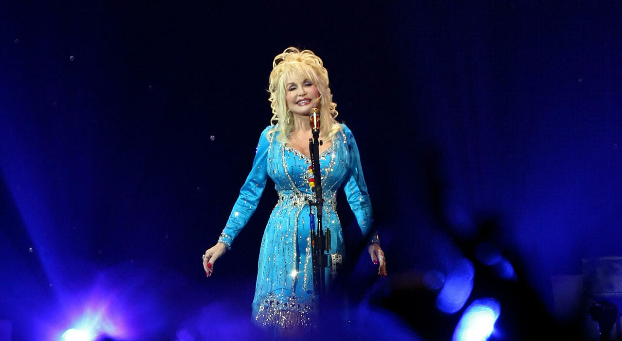 https://statics.cedscdn.it/photos/MED_HIGH/2026/08/26/9726784_26162728_dolly_parton_come_morta_dura_battaglia_contro_cancro_cure_trascurate_marito_oggi.jpg