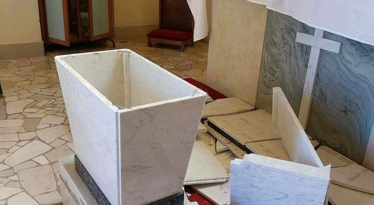 devastata la cappella del cimitero di santo spirito da Quotidianodipuglia.it devastata la cappella del cimitero di santo spirito
