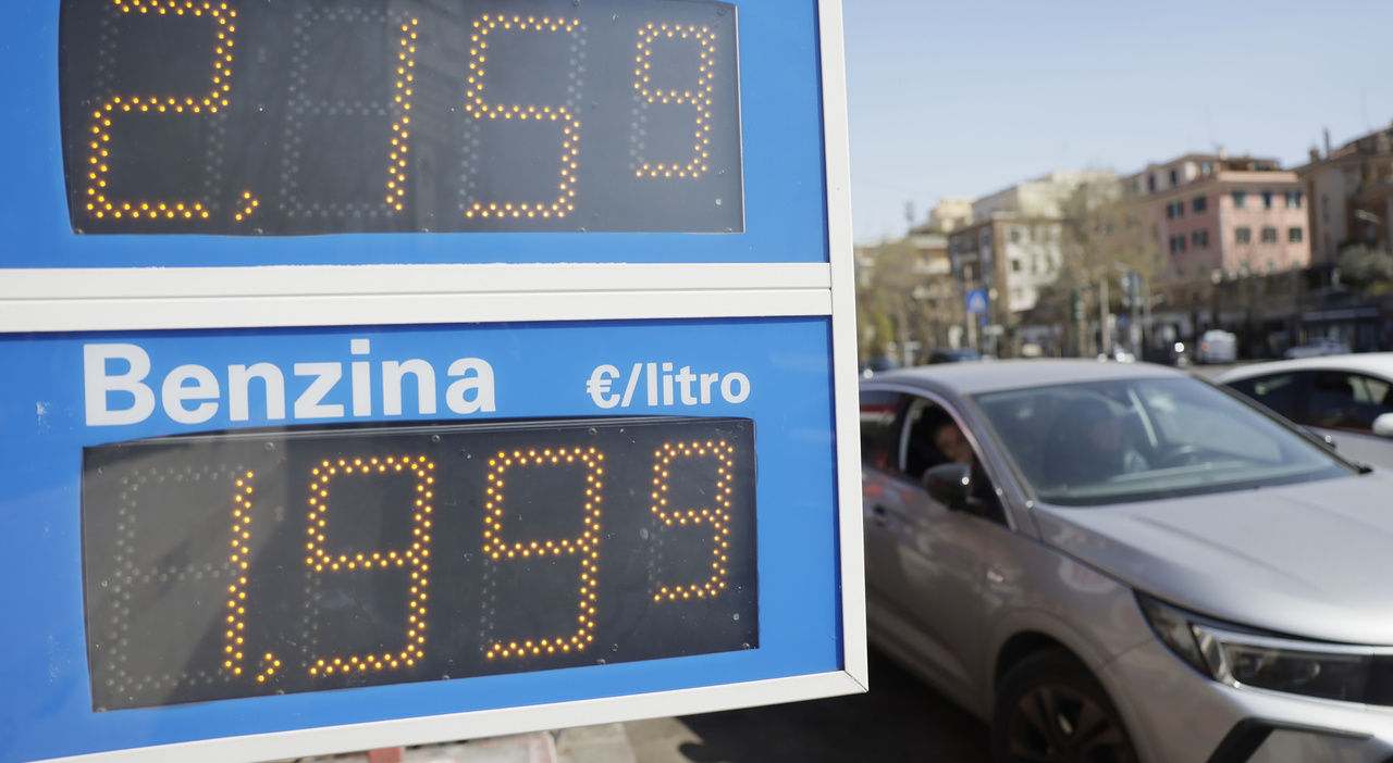 https://statics.cedscdn.it/photos/MED_HIGH/2026/08/26/9726923_26184537_decreto_carburanti_benzina_diesel_prezzi_come_cambiano.jpg
