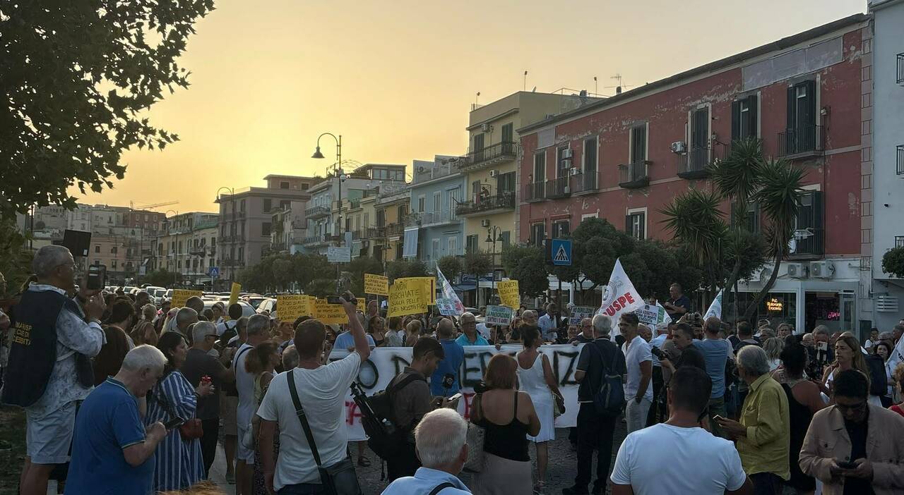 terremoto campi flegrei la protesta a pozzuoli chiediamo lo stato di emergenza