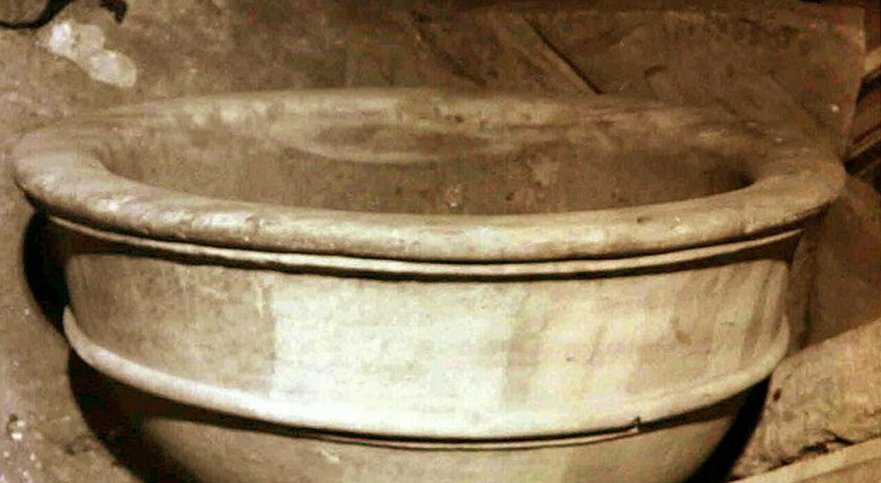 https://statics.cedscdn.it/photos/MED_HIGH/2026/08/27/9728262_27111929_acquasantiera.jpg