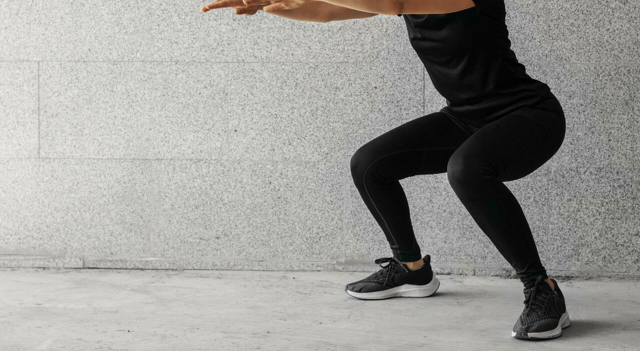 https://statics.cedscdn.it/photos/MED_HIGH/2026/08/27/9728389_27135504_full_shot_woman_doing_squats.jpg