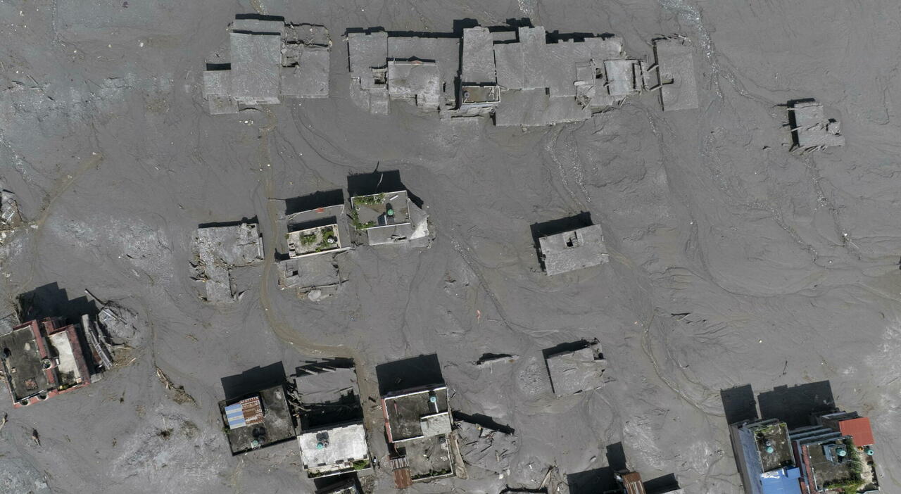 https://statics.cedscdn.it/photos/MED_HIGH/2026/08/27/9728552_27201119_nepal_danni_alluvione_centri_abitati_infrastrutture_distrutte.jpg