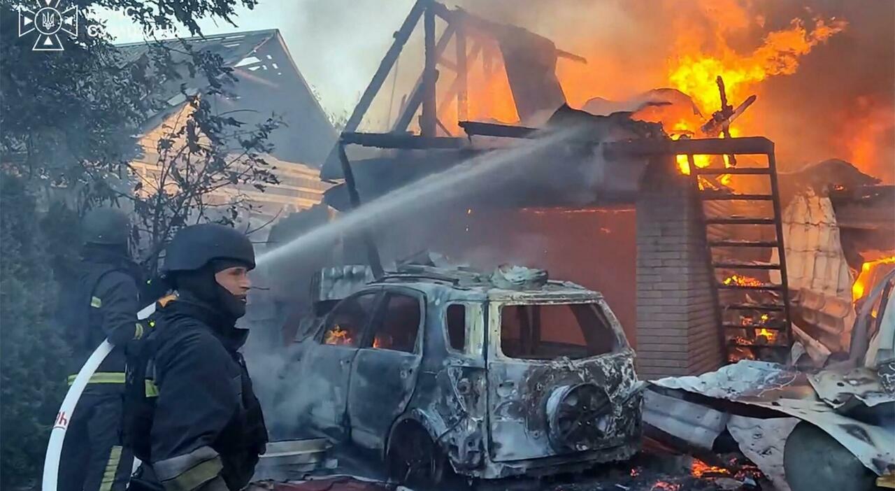 https://statics.cedscdn.it/photos/MED_HIGH/2026/08/27/9728679_27200039_ucraina_sumy_devastata_fiamme_attacco_russo_immagini_incendio.jpg