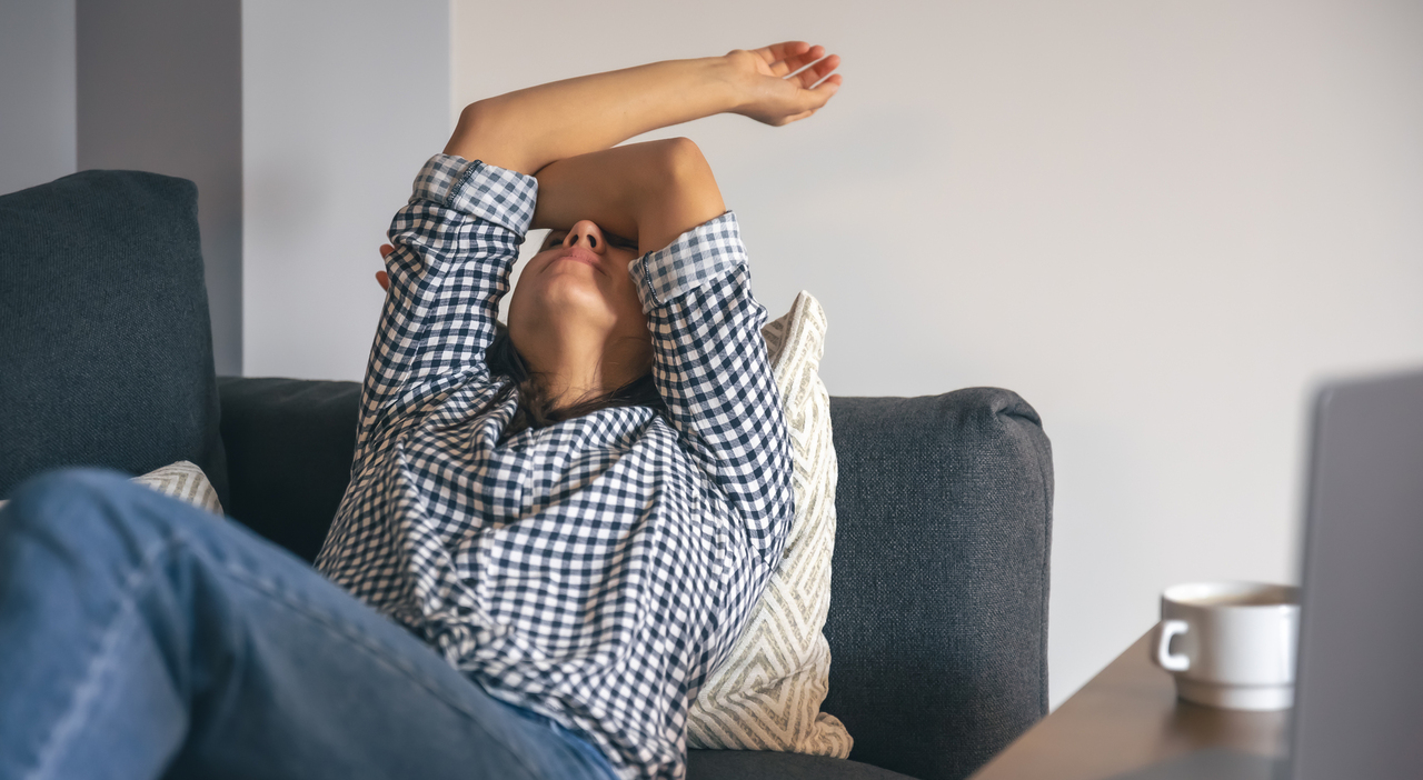 https://statics.cedscdn.it/photos/MED_HIGH/2026/08/27/9728836_27214554_tired_from_work_young_woman_front_laptop.jpg