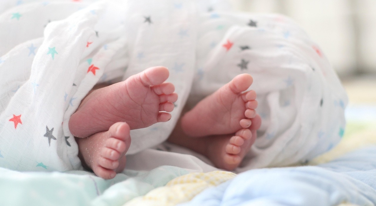 https://statics.cedscdn.it/photos/MED_HIGH/2026/08/27/9728864_27212849_bensoneye_babies_foot_4297183_1920.jpg