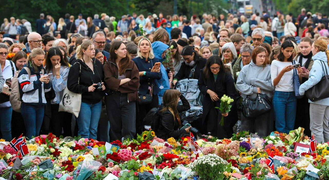 https://statics.cedscdn.it/photos/MED_HIGH/2026/08/28/9730075_28112049_re_harald_morto_re_di_norvegia_video_veglia_bandiera.jpg