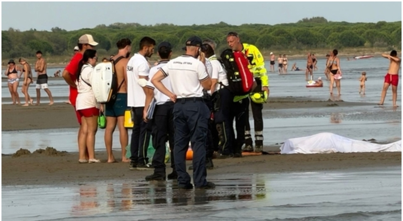 https://statics.cedscdn.it/photos/MED_HIGH/2026/08/28/9730542_28192012_morto_dopo_malore_mare_spiaggia_caorle_oggi.jpg